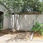 2 Bdr With Workspace & Patio In Montrose