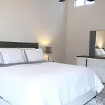 2 Bdr With Workspace & Patio In Montrose